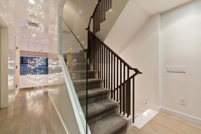 moderný mestský byt chodba schody drevené sklenené zábradlie moderné mestské schodisko do bytu drevené presklené zábradlie