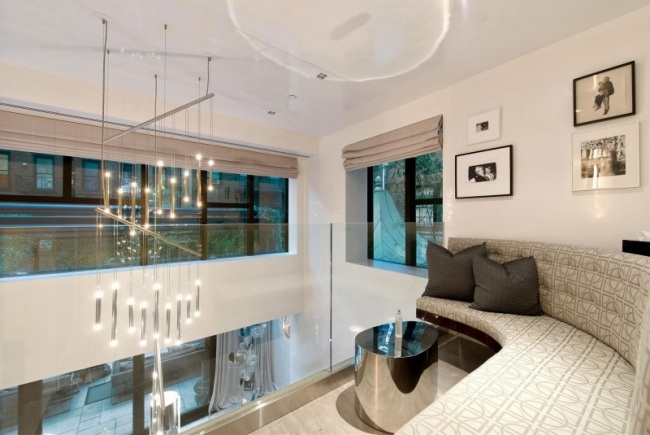 tri byty spojené v jednom veľkom modernom mestskom dome byty spojené vo veľkom modernom mestskom dome