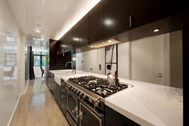 moderný mestský dom zrekonštruovaná kuchyňa čiernobiele profesionálne varenie moderný mestský dom kuchyňa čierna biela profesionálne varenie