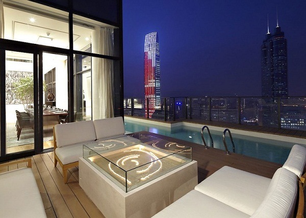 elegantný sklenený stôl na strešnú terasu moderný sklenený stôl na strešnú terasu