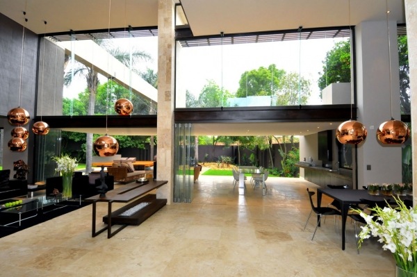 Dvojpodlažný moderný otvorený obývací priestor vily Dvojpodlažná moderná vila s otvoreným obývacím priestorom