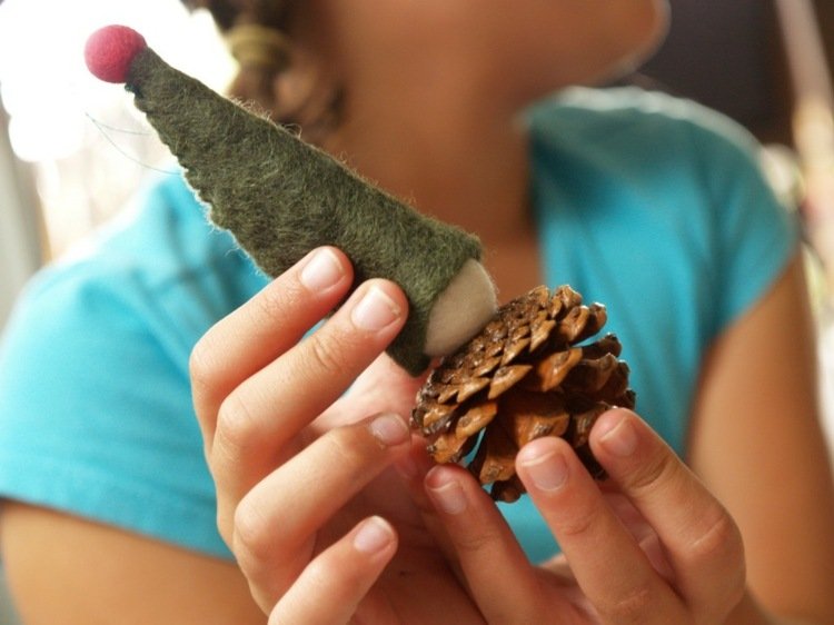 Detská drevená gulička z borovicovej šišky