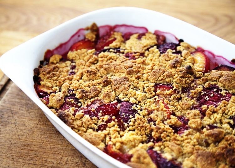 Upečte drobivý koláč so slivkami alebo slivkami