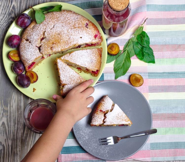 Pečenie slivkových koláčov s nápadmi a návodmi na kysnuté cesto